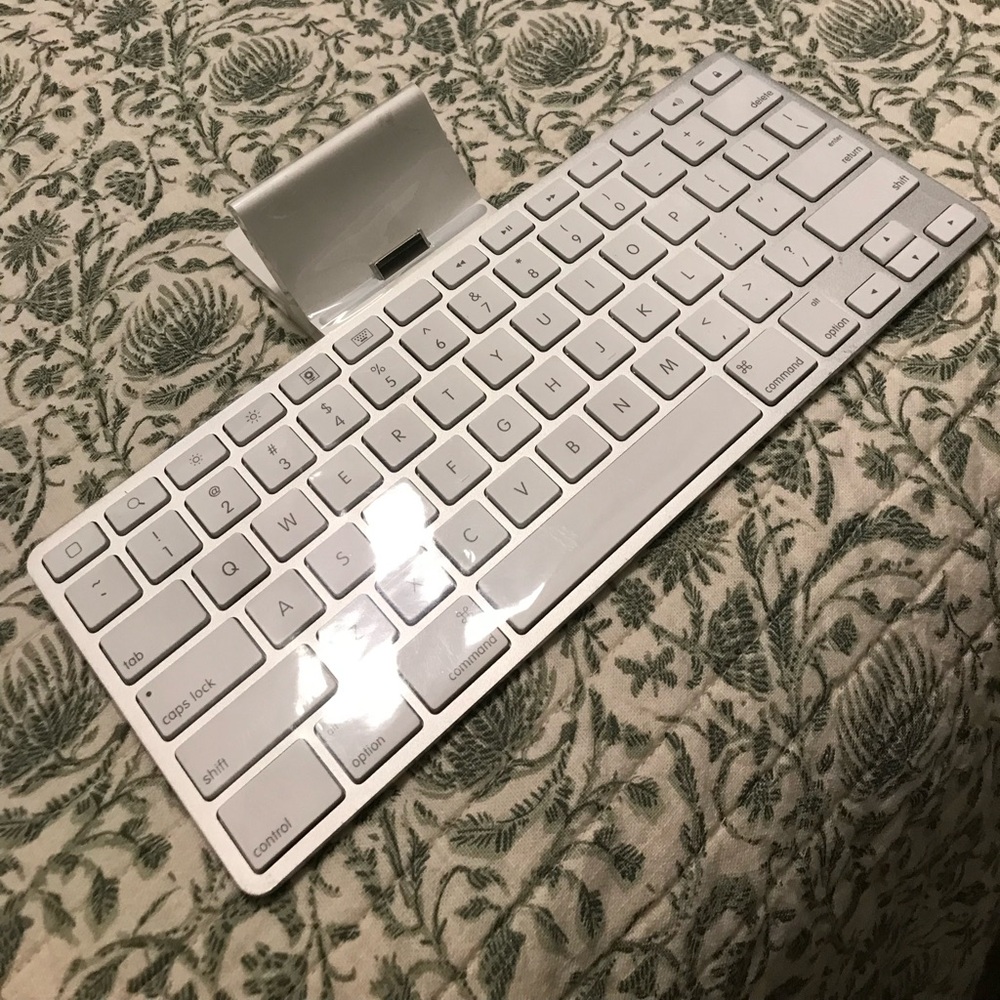 Apple IPAD keyboard dock.
